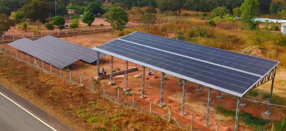 Usina solar em galpão e solo da Leandro Energia Solar vista de cima