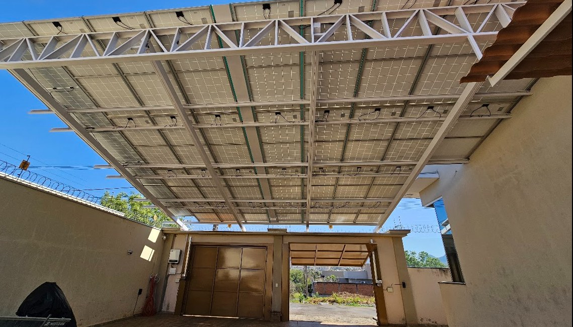 Carport solar instalado pela Leandro Energia Solar em residência